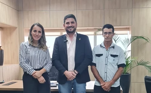 Jean Mendonça entrega ordem bancária para compra de ambulância em Campo Novo de Rondônia