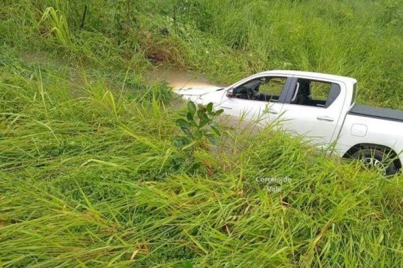 Caminhonete saiu da pista após aquaplanar na BR-429