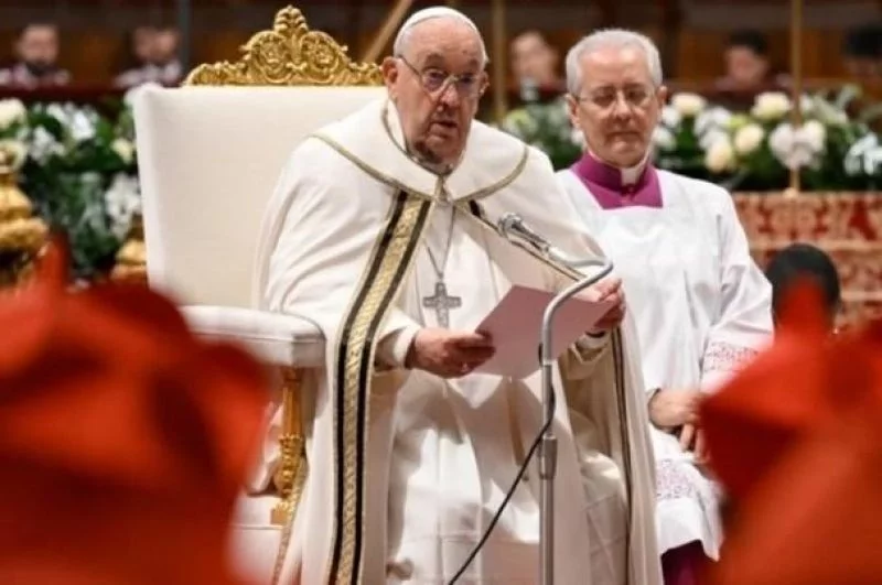 Internado, papa Francisco se desculpa por faltar à oração de domingo