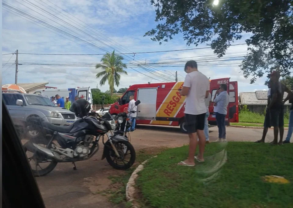 Carro invade preferencial e colide com motocicleta na rua Anel Viário em Cacoal