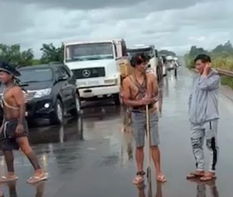 Rodovia foi interditada nesta quarta (26) em Cacoal; Indígenas questionam a concessão da BR-364 em Rondônia